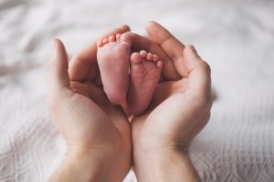 hands holding baby feet 